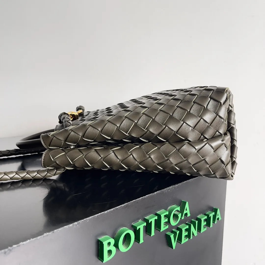 The 2023 new Andiamo batch of 2260 BV has been shipped‼ ️Really popular🔥The new Andiamo woven handbag launched by Bottega Veneta this season is really popular all over the world! ! Celebrities at home and abroad have worn it, and Oscar-winning actress Michelle Yeoh has taken it out on the street. Song Jia, Trai Yara, Yu Feihong, Sanji Ayaka, Rosie Hunting-Whiteley, Yoshioka Riho, etc. have all picked up this bag. It is classic and versatile, showing off its temperament, and the bag capacity is also large, which is very convenient for daily commuting! ! A variety of carrying methods, the shoulder straps can be adjusted by yourself, the original lambskin feels soft and delicate, and the unisex style breaks the gender boundaries and brings a more practical and long-lasting use experience. Andiamo, which has both elegant and casual styles, perfectly interprets the true appearance of "fashionable old money style". Style number: 743572 Size: 32*24*12